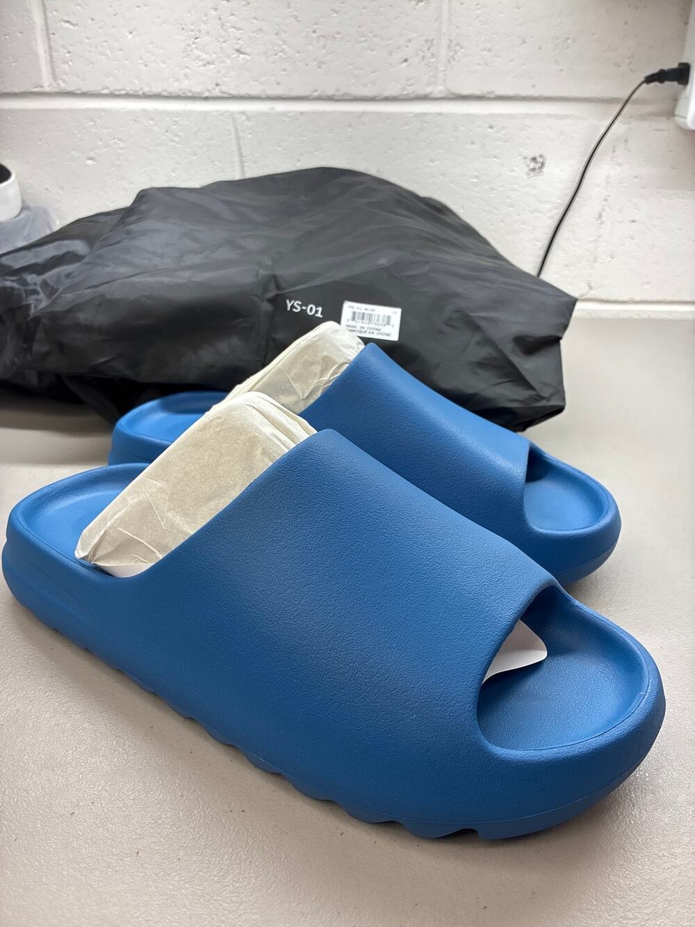 New Yeezy YS-01 blue size 10 men’s slides with bag